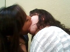 Rubia dulce se folla a sí una buena mamada misma con juguetes sexuales