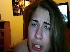 Chica con curvas chupando ricas tetas muestra sus fantásticas tetas naturales