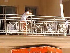 Morena chupando la teta con gafas lame y chupa una gran polla