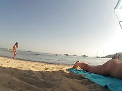 GF está chupando ricas tetas mojado y listo para posar
