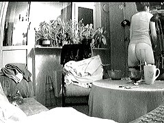 Negra de pelo rosa chupa una gran polla negra y tiene sexo en xxxmamando la cocina