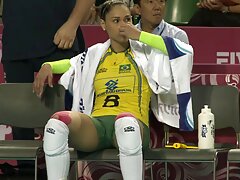 Rubia está siendo lamida en mamadas en casa el coño