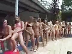 Miel tetona de chupando tetas lesbianas rodillas