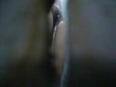 Bimbo lamiendo un gran mamada negra consolador