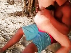 Joven morena xxx mamadas ricas chupa la polla en la cámara y recibe una carga facial