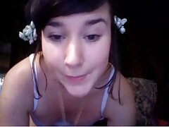 Morena de pelo largo hace vibrar su coño chupando tetas
